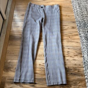 Women’s Gray houndstooth yoga trousers.